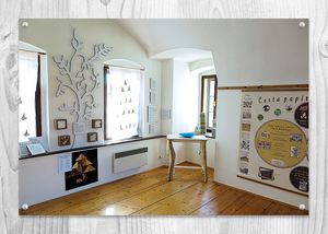 Ruční papír a drobné dárky z ručního papíru